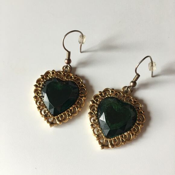 Gold tone deep green heart earrings - Picture 7 of 8